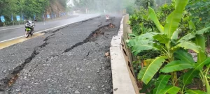 Belum Lama Difungsikan, Tanjakan Sedeng Retak dan Amblas