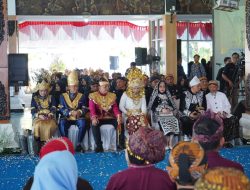 Diarak Naik Dokar, Forkopimda Kompak Kenakan Busana Adat Nusantara