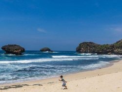 Inalilahi, Tiga Wisatawan Tenggelam di Pantai Srau, Satu Meninggal