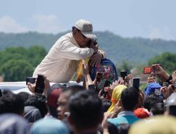 Momen Prabowo Peluk Cium Bocah Pacitan Dari Atas Kendaraan