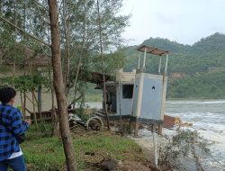 Abrasi Rusak Bangunan di Pantai Pancer Door