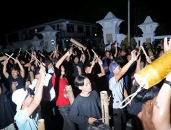 Rontek Gugah Sahur Pikat Perhatian Pemudik