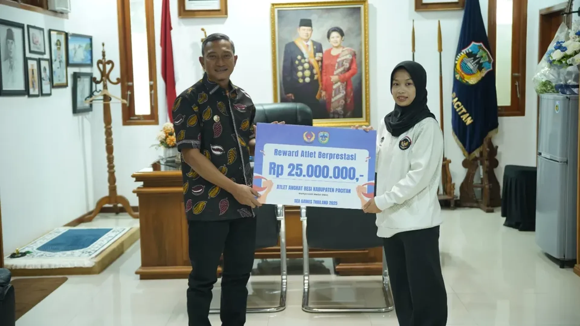 Luluk, Atlet Angkat Besi Pacitan Peraih Emas SEA Games Terima Bonus dari Bupati