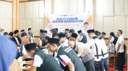 Peringati Hari Jadi Jatim dan Hari Santri, Khofifah Tinjau Khitan Massal dan Cek Kesehatan di Pacitan