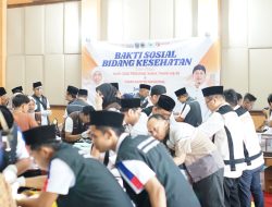 Peringati Hari Jadi Jatim dan Hari Santri, Khofifah Tinjau Khitan Massal dan Cek Kesehatan di Pacitan